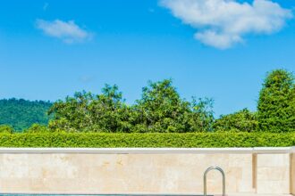 Préparation de la piscine pour l'hivernage avec équipement et produits chimiques