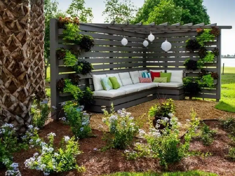 Construire une pergola en bois pour sublimer votre jardin