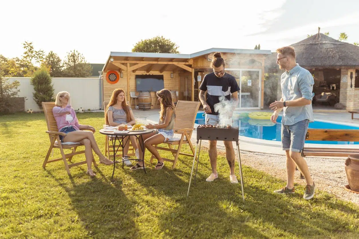 préparer jardin pour l'été ; modèle de barbecue