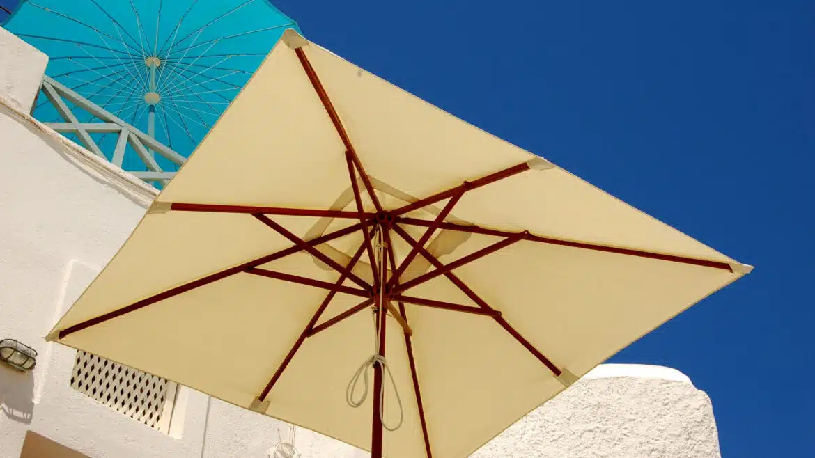 Intégrer un parasol haut de gamme dans son jardin : astuces et conseils