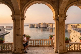 Vue panoramique depuis les jardins de la Barrakka à La Valette, Malte, au coucher du soleil avec le Grand Port en arrière-plan